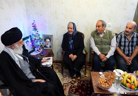 حضور مقام معظم رهبری در منزل خانواده شهید مسیحی+تصاویر