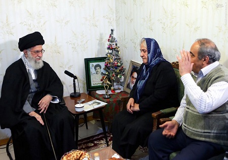 حضور مقام معظم رهبری در منزل خانواده شهید مسیحی+تصاویر