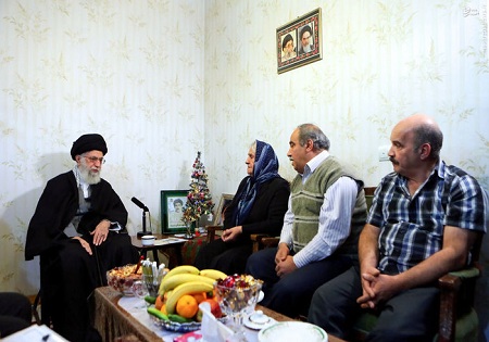 حضور مقام معظم رهبری در منزل خانواده شهید مسیحی+تصاویر