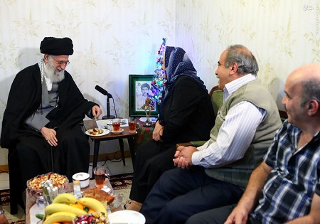 حضور مقام معظم رهبری در منزل خانواده شهید مسیحی+تصاویر