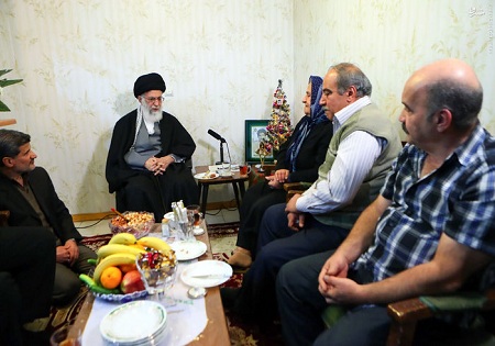 حضور مقام معظم رهبری در منزل خانواده شهید مسیحی+تصاویر