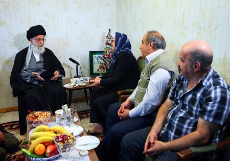 حضور مقام معظم رهبری در منزل خانواده شهید مسیحی+تصاویر