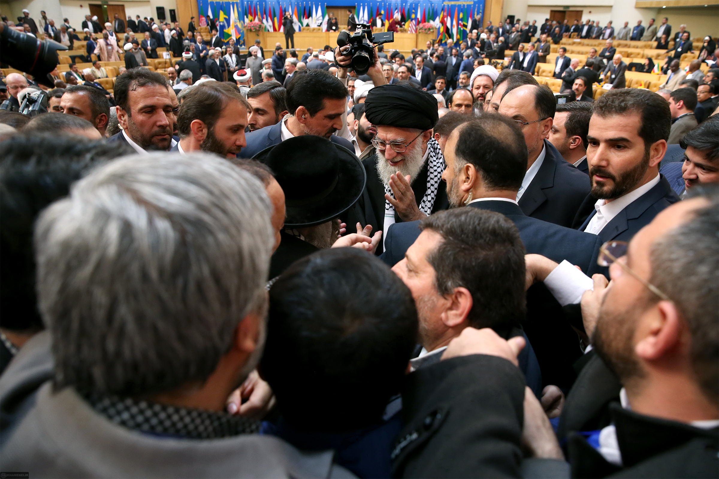 همه جریان های اسلامی و ملّی، موظّفند در خدمت آرمان فلسطین قرار گیرند.