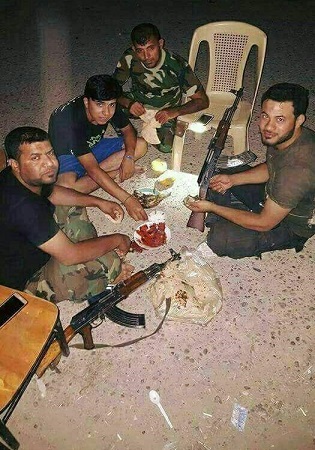 سفره سحری رزمندگان حشد الشعبی عراق+عکس سفره سحری رزمندگان حشد الشعبی عراق+عکس
