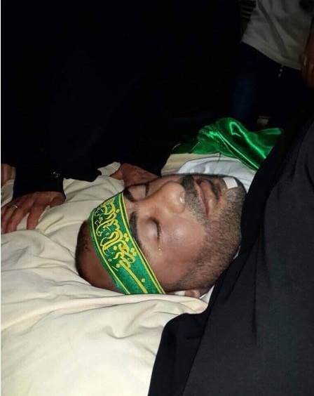 اشک فرمانده شهید حزب الله در هنگام وداع خانوادهاش با پیکر او اشک فرمانده شهید حزب الله در هنگام وداع خانوادهاش با پیکر او
