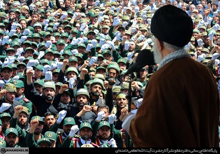مراسم دانش‌آموختگی دانشجویان دانشگاه امام حسین(ع) با حضور امام خامنه‌ای