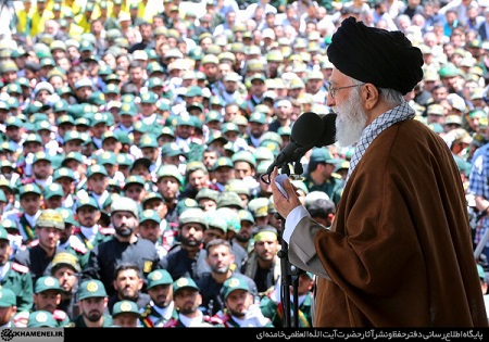 مراسم دانش‌آموختگی دانشجویان دانشگاه امام حسین(ع) با حضور امام خامنه‌ای