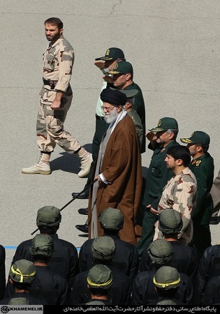 مراسم دانش‌آموختگی دانشجویان دانشگاه امام حسین(ع) با حضور امام خامنه‌ای