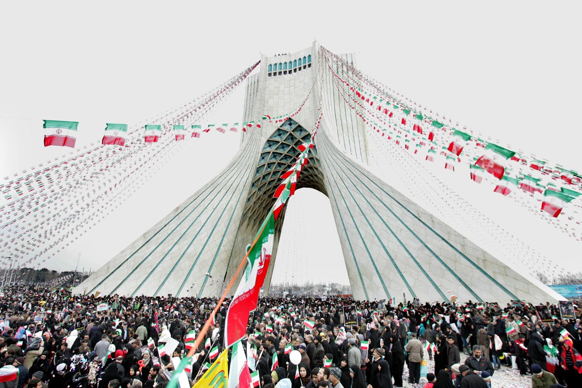 مروری مقایسه ای بر کارکرد حکومت پهلوی با چهار دهه انقلاب اسلامی ایران