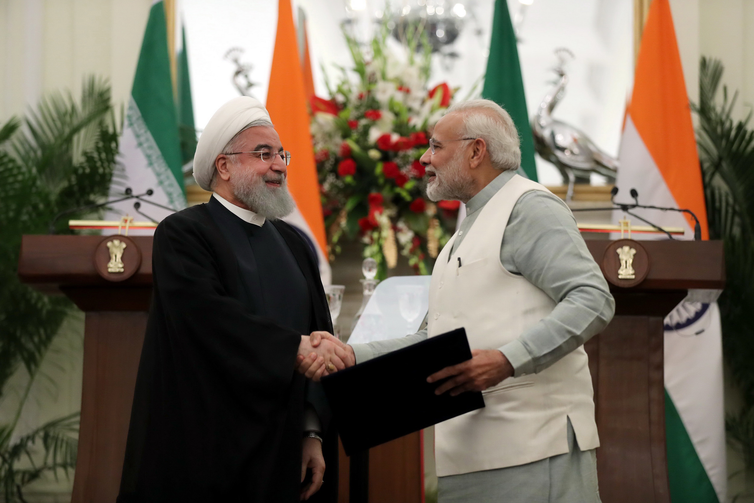 استقبال از روابط گسترده با چاشنی احتیاط استقبال از روابط گسترده با چاشنی احتیاط