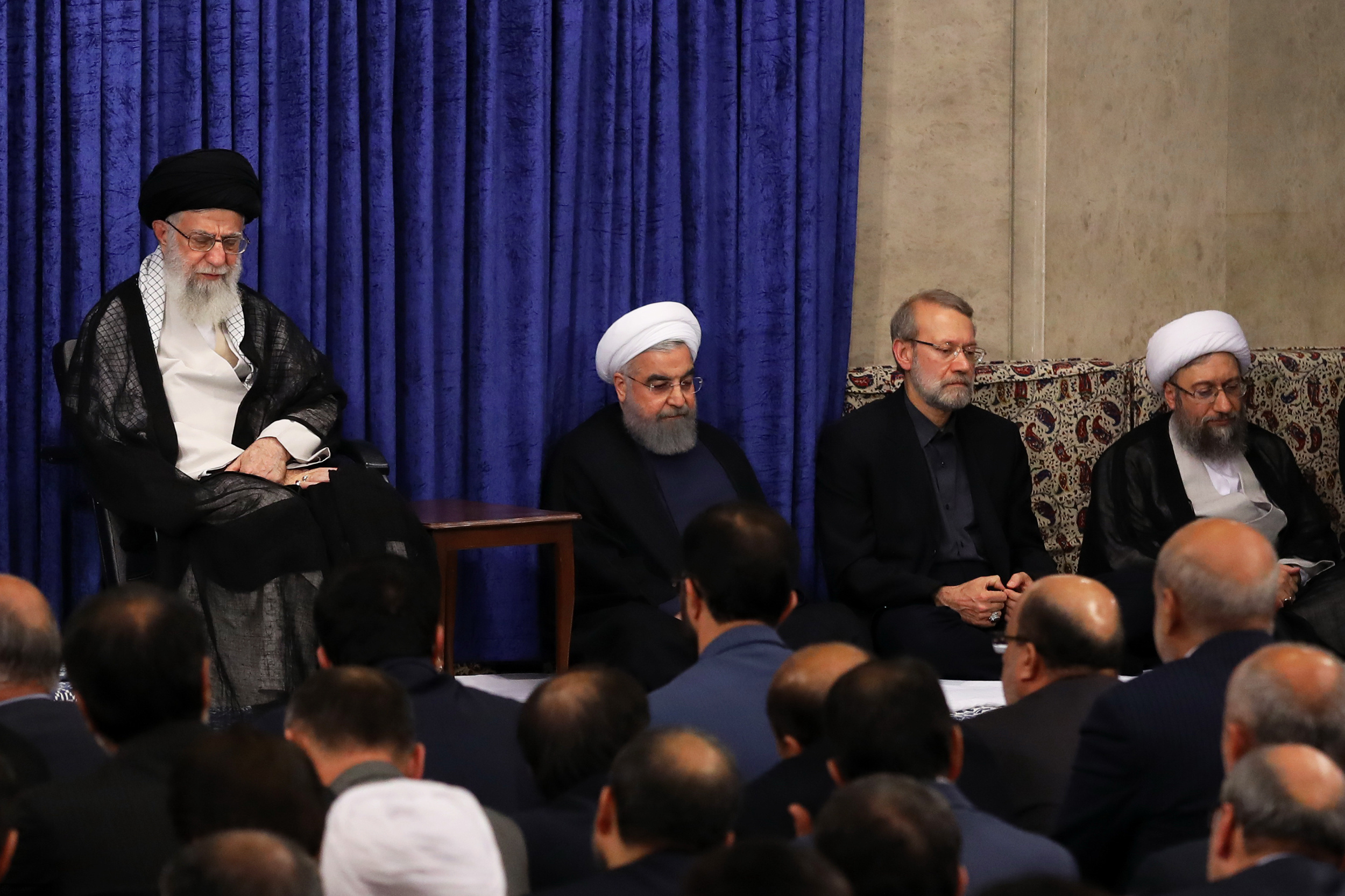 مسئولان باید با دشمن خارجی و عوامل داخلی او فاصلهگذاری جدی کنند/نباید با تقسیم کردن مردم کار بزرگ ملت در انتخابات را خراب کرد مسئولان باید با دشمن خارجی و عوامل داخلی او فاصلهگذاری جدی کنند/نباید با تقسیم کردن مردم کار بزرگ ملت در انتخابات را خراب کرد
