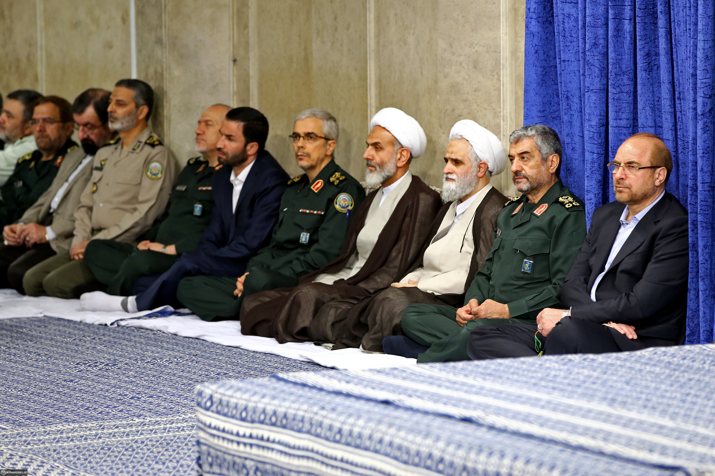 مسئولان باید با دشمن خارجی و عوامل داخلی او فاصلهگذاری جدی کنند/نباید با تقسیم کردن مردم کار بزرگ ملت در انتخابات را خراب کرد مسئولان باید با دشمن خارجی و عوامل داخلی او فاصلهگذاری جدی کنند/نباید با تقسیم کردن مردم کار بزرگ ملت در انتخابات را خراب کرد
