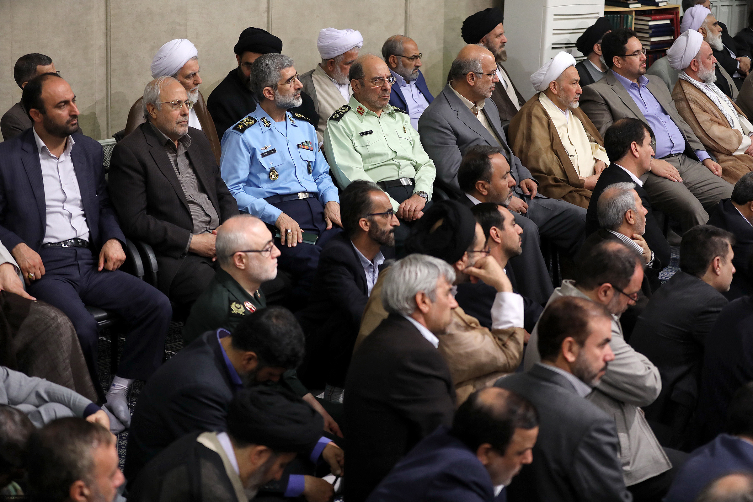 مسئولان باید با دشمن خارجی و عوامل داخلی او فاصلهگذاری جدی کنند/نباید با تقسیم کردن مردم کار بزرگ ملت در انتخابات را خراب کرد مسئولان باید با دشمن خارجی و عوامل داخلی او فاصلهگذاری جدی کنند/نباید با تقسیم کردن مردم کار بزرگ ملت در انتخابات را خراب کرد