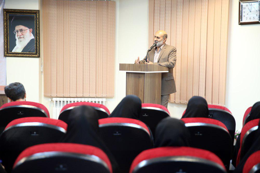 خبرنگار چشم بینای حاکمیت و ملت است.