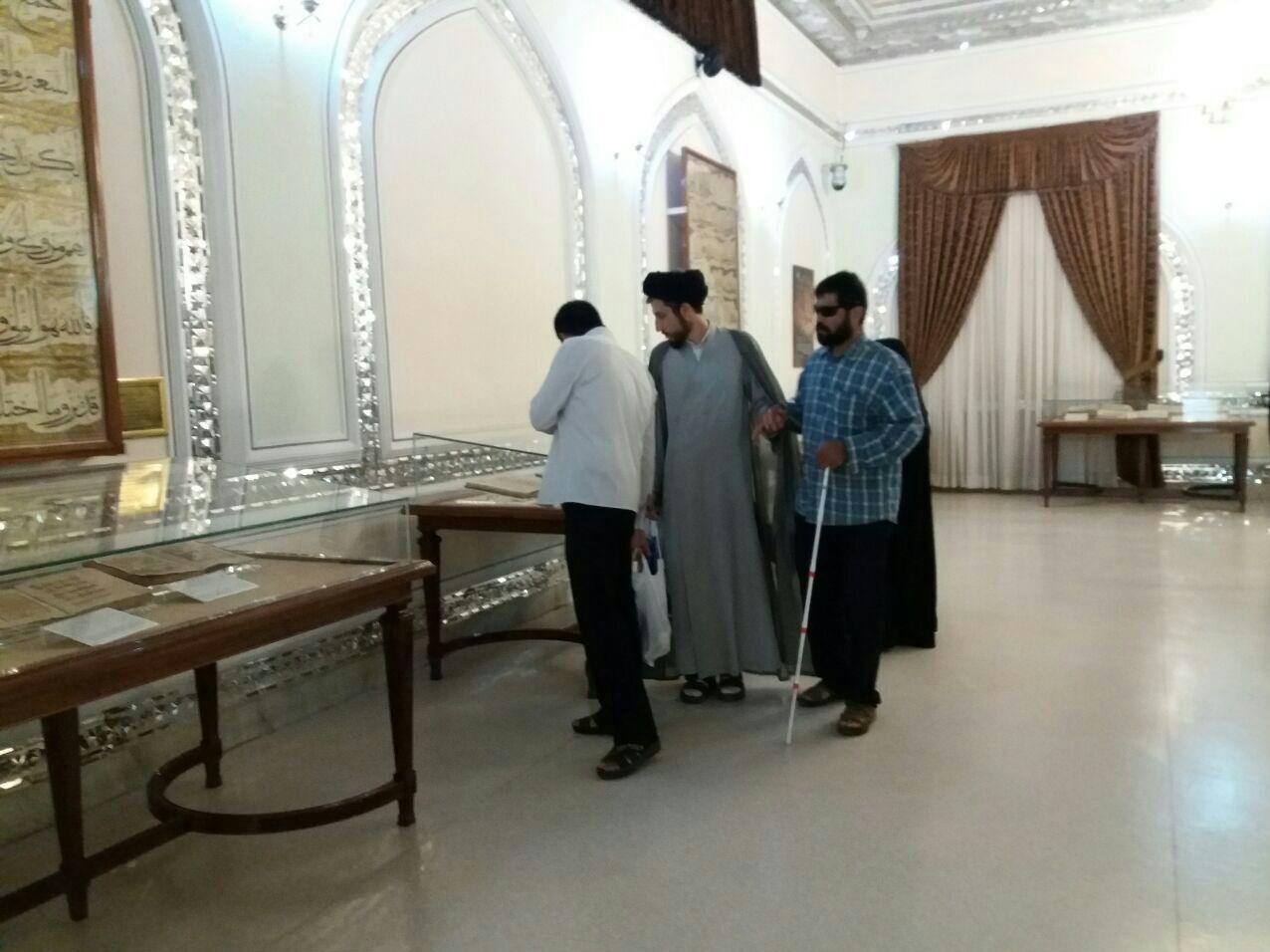 میزبانی حرم رضوی از خانواده شهدای ۹ کشور خط مقاومت اسلامی+ تصاویر