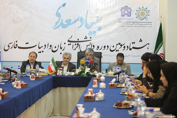 گسترش قلمرو زبان فارسی در گرو نگرش غیرسیاسی