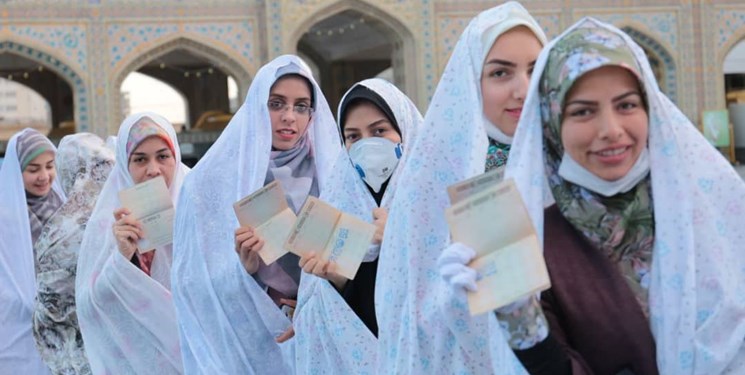حضور دسته&zwnj;جمعی عروس و دامادهای دانشجو در پای صندوق&zwnj;های رای
