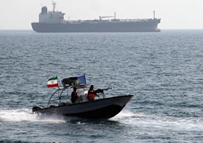 نزديك نيايند؛ نزديكشان نشويد! نزديك نيايند؛ نزديكشان نشويد!