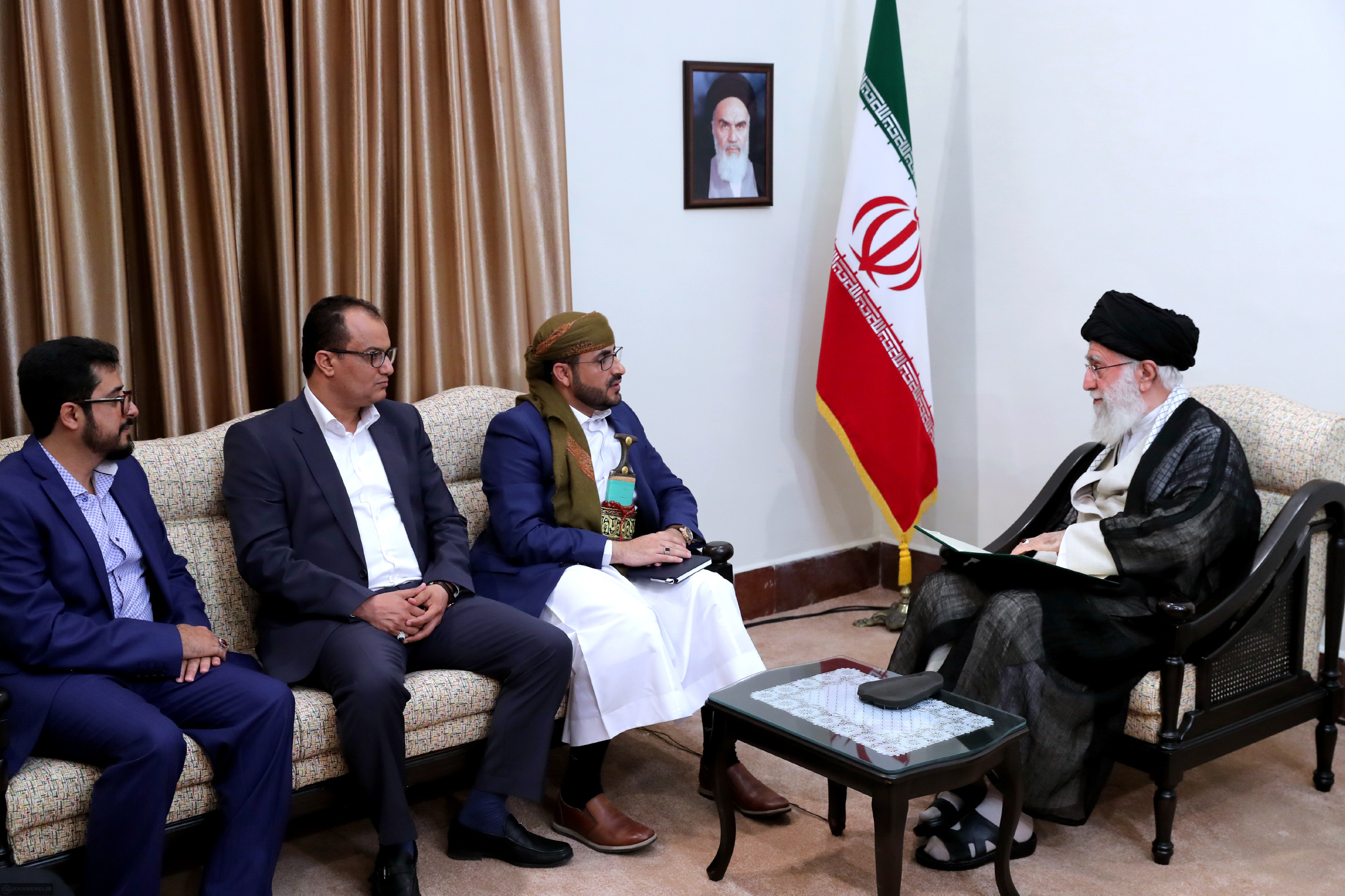 با قدرت در مقابل توطئه سعودیها و اماراتیها برای تجزیه یمن بایستید با قدرت در مقابل توطئه سعودیها و اماراتیها برای تجزیه یمن بایستید