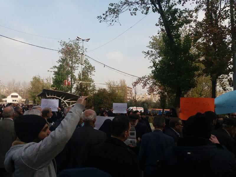 جمعی از دانشجویان دانشگاههای تهران خواستار محاکمه «زنگنه» شدند جمعی از دانشجویان دانشگاههای تهران خواستار محاکمه «زنگنه» شدند