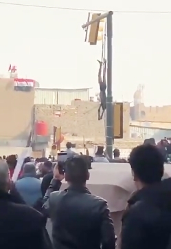 عکس یادگاری با جنازه نوجوان 16 ساله عراقی عکس یادگاری با جنازه نوجوان 16 ساله عراقی
