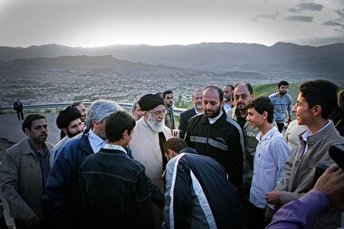 قطب نما 212  / آیا رهبری از مشکلات کشور آگاه است؟