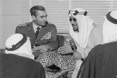 قطب نما 228 / باج سبیل به انگلیس