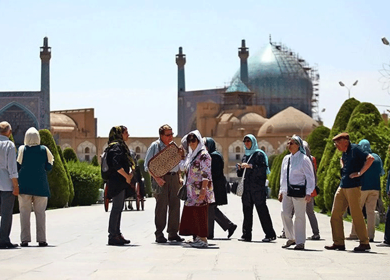 تعجب گردشگران خارجی از مقام برجسته یک دختر در ایران تعجب گردشگران خارجی از مقام برجسته یک دختر در ایران