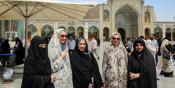 تعجب گردشگران خارجی از مقام برجسته یک دختر در ایران تعجب گردشگران خارجی از مقام برجسته یک دختر در ایران