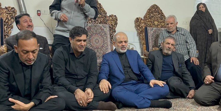 ماجرای تخریب وزیر کشور به بهانه یک عکس از دیدار با خانواده شهید ماجرای تخریب وزیر کشور به بهانه یک عکس از دیدار با خانواده شهید
