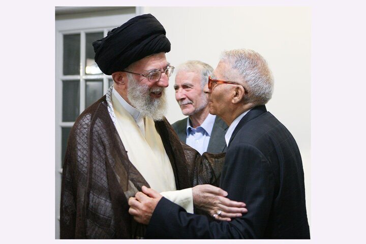 با صدور پیامی؛
رهبر انقلاب درگذشت فیلسوف غرب‌شناس «کریم مجتهدی» را تسلیت گفتند