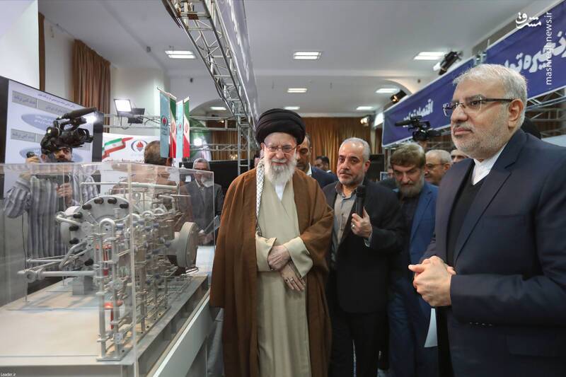 بازدید رهبر انقلاب از نمایشگاه توانمندیهای تولید داخل بازدید رهبر انقلاب از نمایشگاه توانمندیهای تولید داخل
