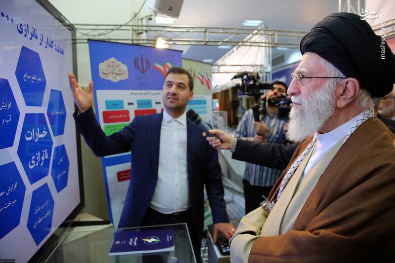 بازدید رهبر انقلاب از نمایشگاه توانمندیهای تولید داخل بازدید رهبر انقلاب از نمایشگاه توانمندیهای تولید داخل