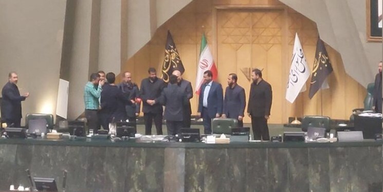 تجلیل از قهرمان حادثه تروریستی شاهچراغ در مجلس تجلیل از قهرمان حادثه تروریستی شاهچراغ در مجلس