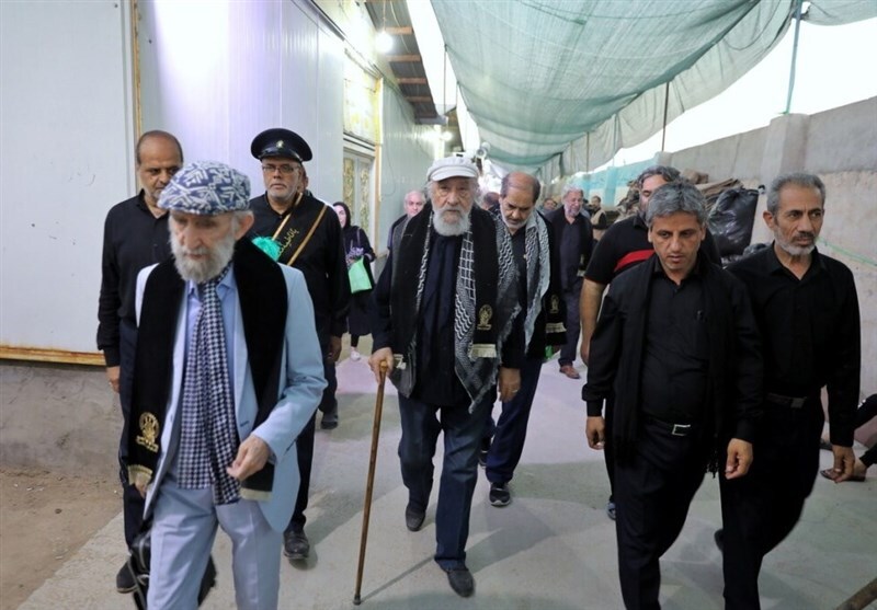 پذیرایی داریوش ارجمند و جمعی از هنرمندان از زائران اربعین در عمود ۱۰۸۰ پذیرایی داریوش ارجمند و جمعی از هنرمندان از زائران اربعین در عمود ۱۰۸۰