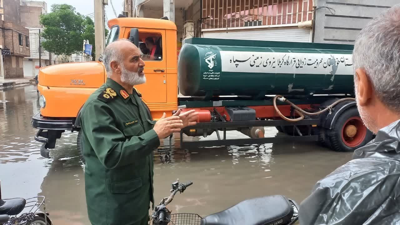 امدادرسانی نیروی زمینی سپاه به مردم گرفتار آبگرفتگی در اهواز امدادرسانی نیروی زمینی سپاه به مردم گرفتار آبگرفتگی در اهواز