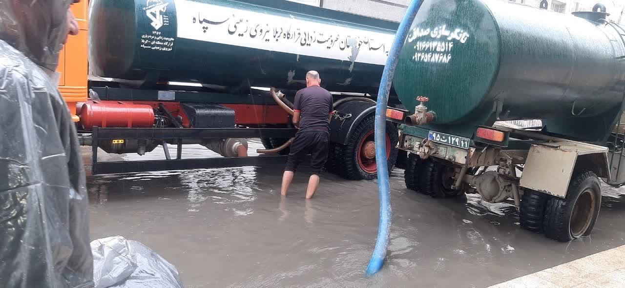 امدادرسانی نیروی زمینی سپاه به مردم گرفتار آبگرفتگی در اهواز امدادرسانی نیروی زمینی سپاه به مردم گرفتار آبگرفتگی در اهواز