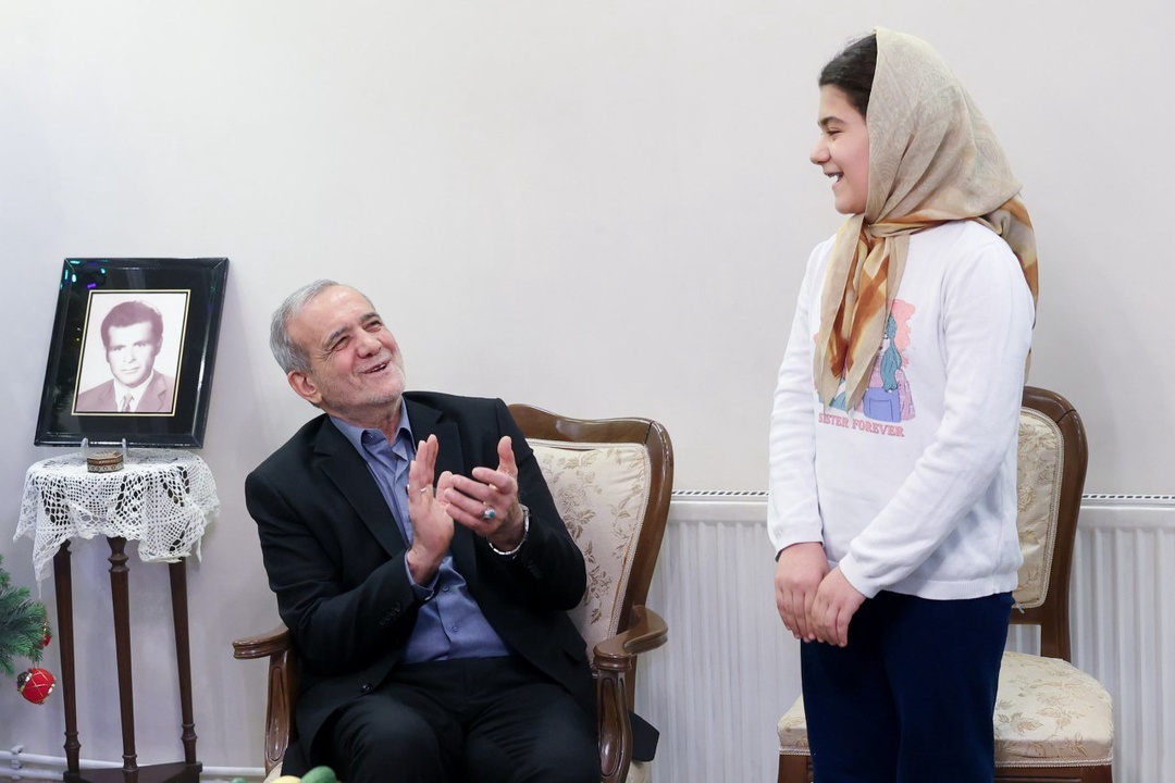 حضور پزشکیان در منزل ۲ شهید مسیحی حضور پزشکیان در منزل ۲ شهید مسیحی