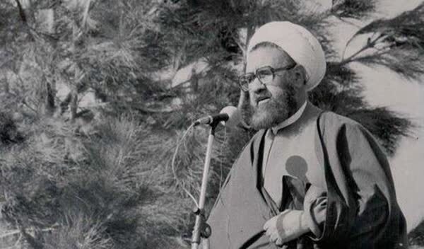 آقای معلمی که زنده نیست اما کلماتش هنوز نفس می‌کشند