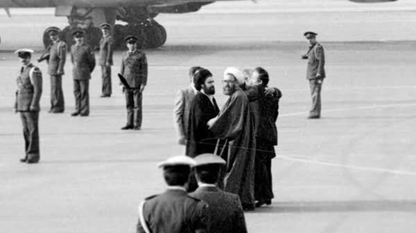 آقای معلمی که زنده نیست اما کلماتش هنوز نفس می‌کشند
