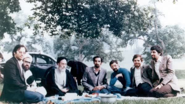آقای معلمی که زنده نیست اما کلماتش هنوز نفس می‌کشند
