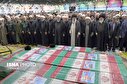 تصاویر/ اقامه نماز رهبر معظم انقلاب بر پیکر رئیس جمهور و همراهان ایشان