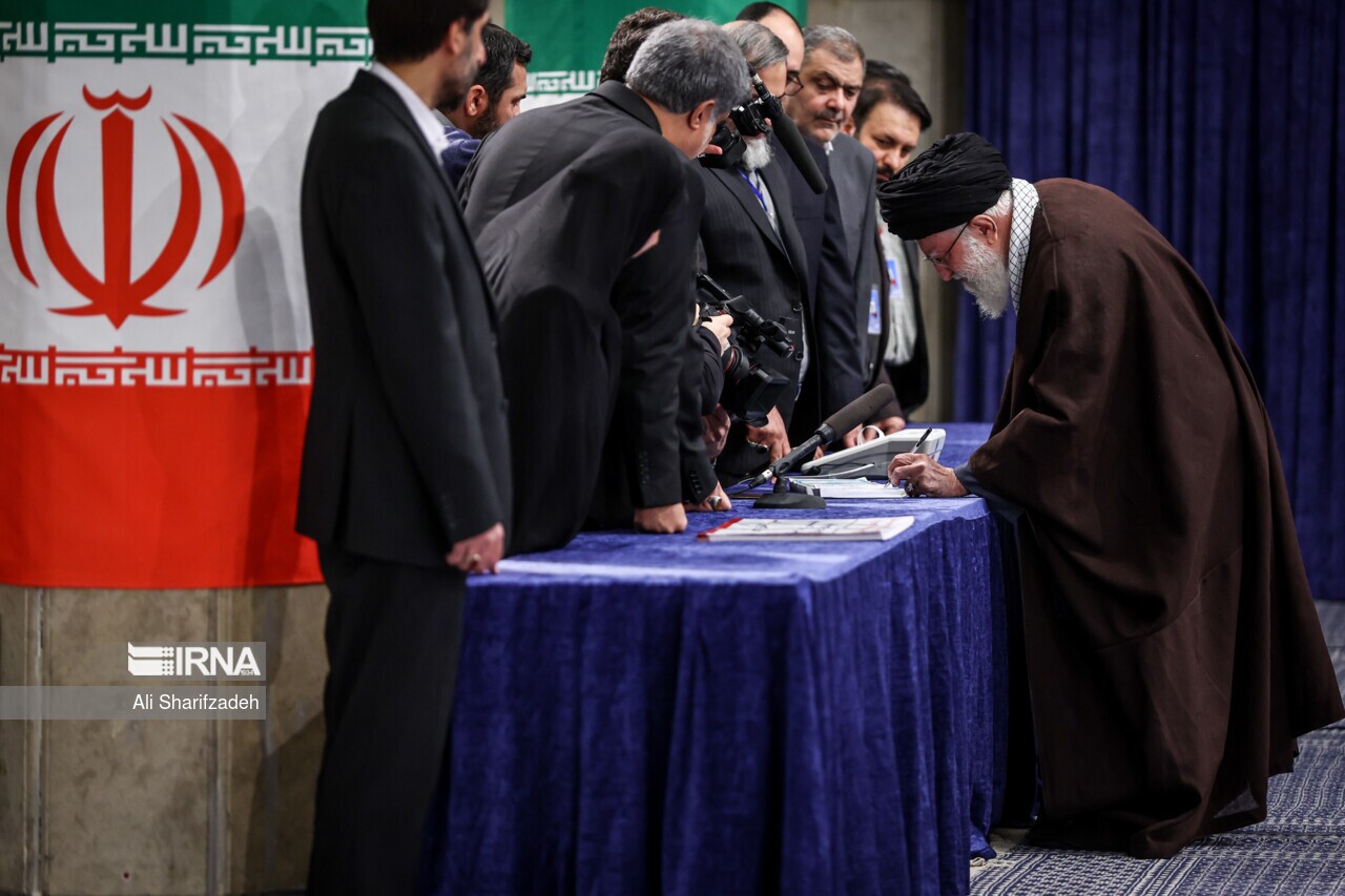 رهبر انقلاب:دوام و قوام و عزت و آبروی جمهوری اسلامی متوقف به حضور مردم است رهبر انقلاب:دوام و قوام و عزت و آبروی جمهوری اسلامی متوقف به حضور مردم است