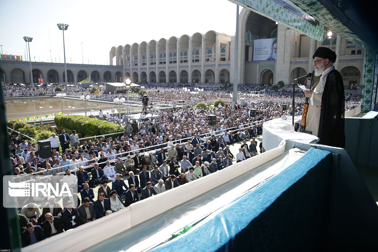 حضور رهبر معظم انقلاب در مراسم بزرگداشت شهید سیدحسن نصرالله حضور رهبر معظم انقلاب در مراسم بزرگداشت شهید سیدحسن نصرالله