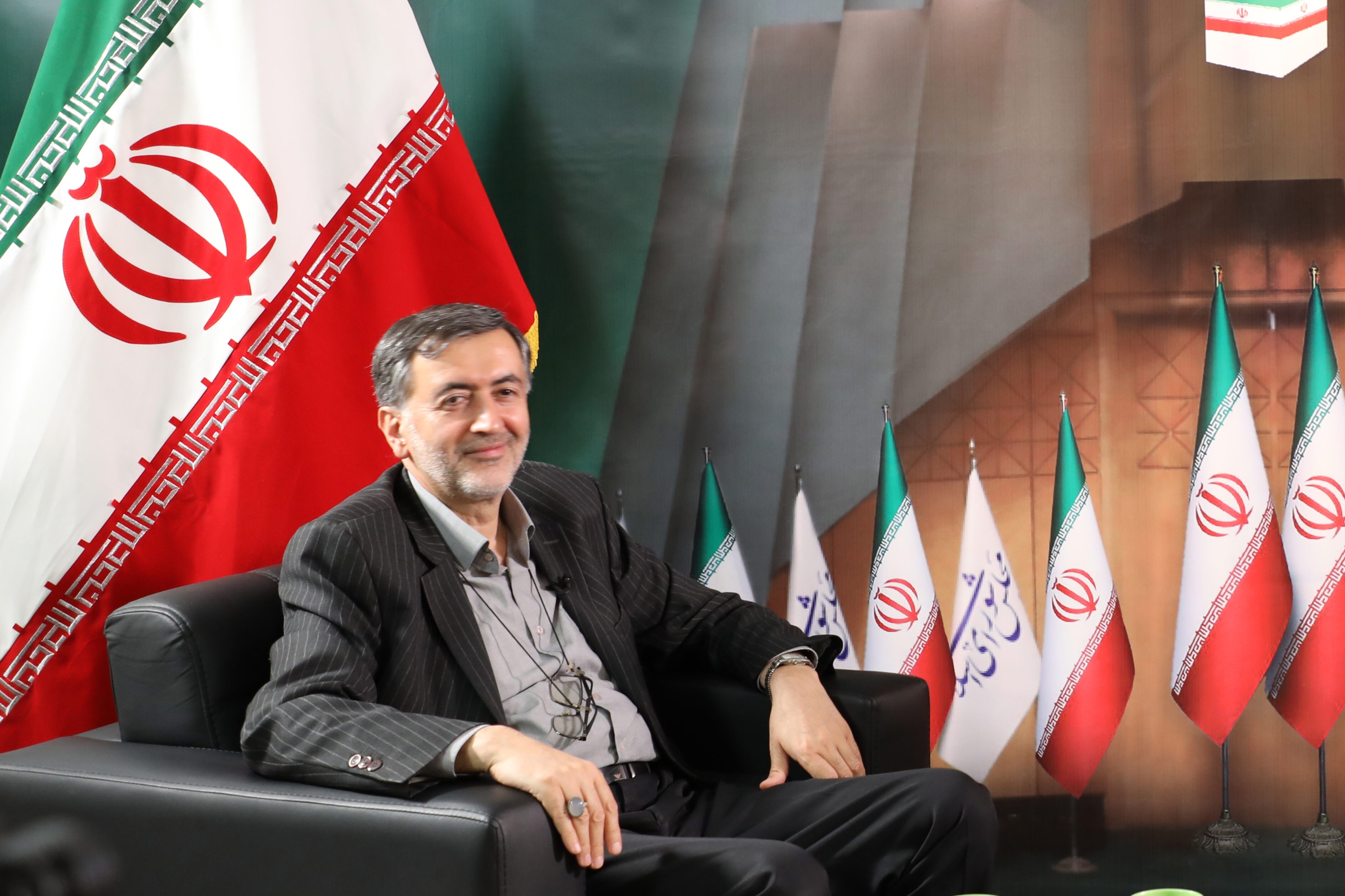 قطب نما - گفت و گوی زنده تصویری قطب نما - گفت و گوی زنده تصویری