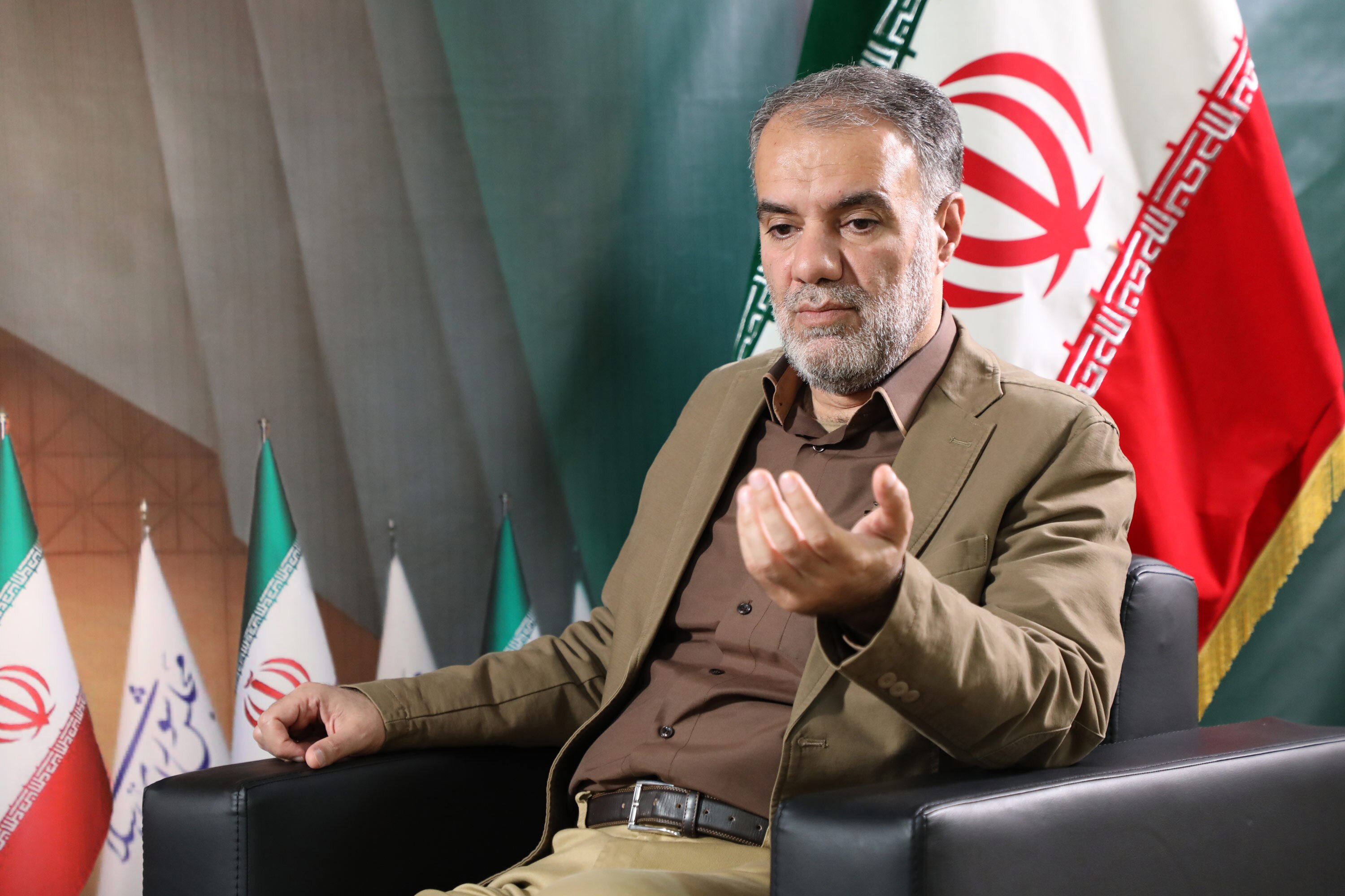 قطب نما - گفت و گوی زنده تصویری قطب نما - گفت و گوی زنده تصویری