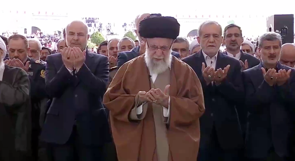 اقامه نماز عید فطر توسط رهبر معظم انقلاب اسلامی در مصلای تهران اقامه نماز عید فطر توسط رهبر معظم انقلاب اسلامی در مصلای تهران