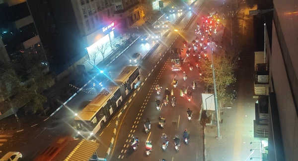خیابانهای پایتخت به رنگ پرچم ایران درآمد خیابانهای پایتخت به رنگ پرچم ایران درآمد