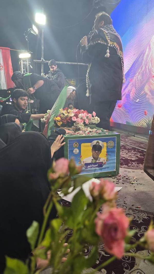 وداع ملت ایران با فرزندان شهید خود در ناوشکن دنا وداع ملت ایران با فرزندان شهید خود در ناوشکن دنا