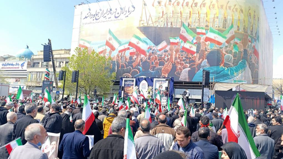 حضور گسترده مردم در میدان انقلاب، قبل از آغاز مراسم تشییع پیکر شهدا حضور گسترده مردم در میدان انقلاب، قبل از آغاز مراسم تشییع پیکر شهدا